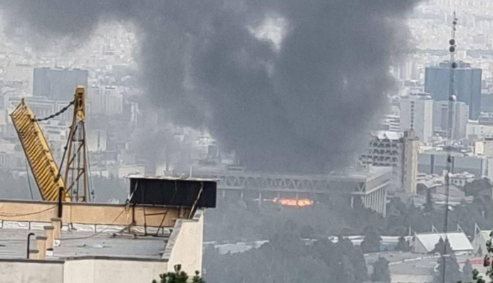 Израиль атаковал государственный телеканал Ирана Akharin Khabar — AP