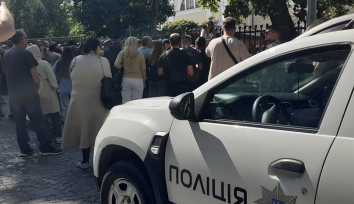 Через українську мову: у Чернівцях побилися віряни УПЦ МП та ПЦУ