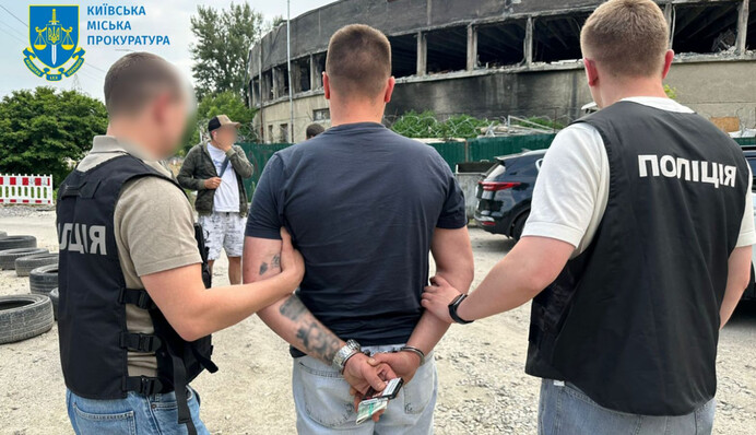 ​Чоловік у Києві за дві тисячі доларів обіцяв зняти військовозобов’язаного з розшуку