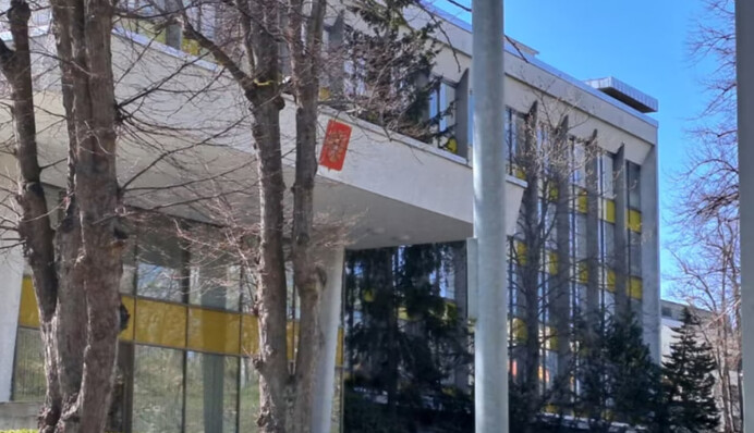 В Швеции на российское посольство сбросили краску с дрона