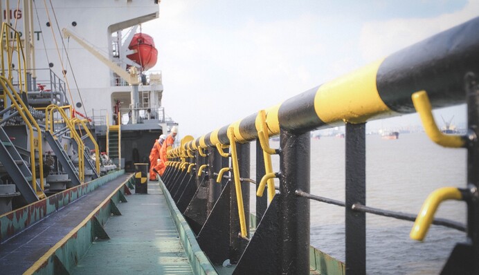 Столкновение танкеров возле Ормузского пролива - инцидент мог случиться из-за навигационной ошибки