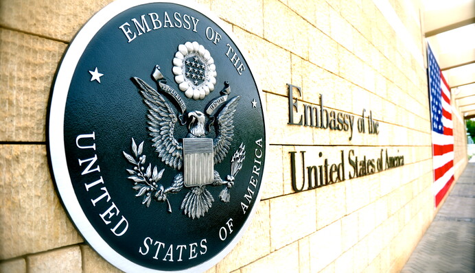 США відновлюють візи для іноземних студентів, але вимагають доступу до соцмереж