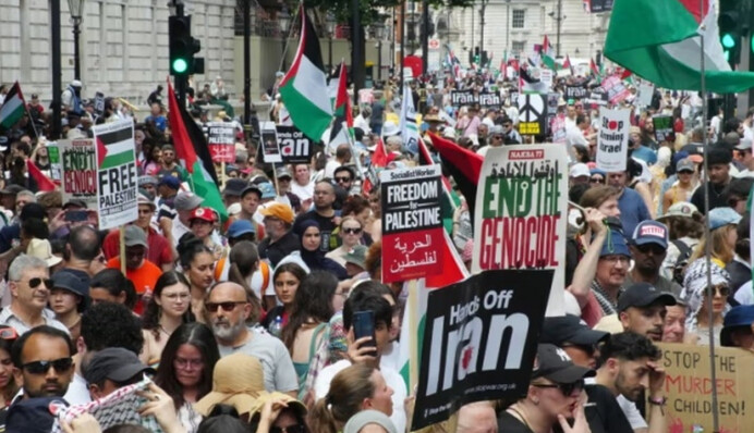 Тысячи людей в Лондоне вышли на акцию против эскалации на Ближнем Востоке