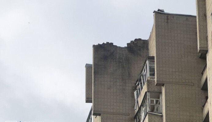 ​Ворожий БпЛА влучив у багатоповерхівку в Сумах