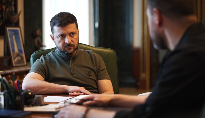 Зеленский анонсировал визит в Британию