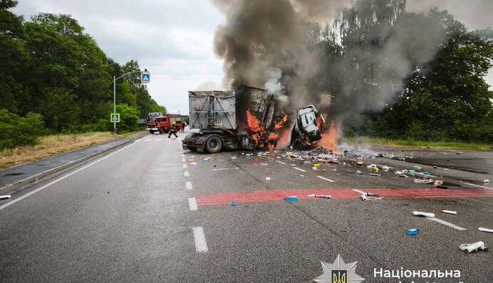 На Вінничині зіштовхнулися дві вантажівки та автобус
