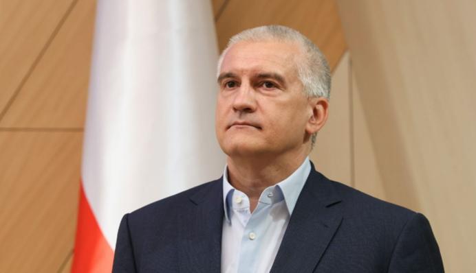 Боїться ймовірного удару – колаборант Аксьонов пересувається Сімферополем з мобільним РЕБ