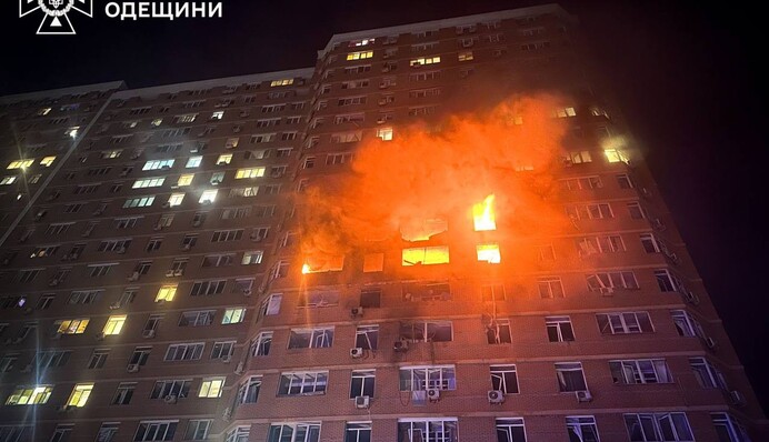 Росія вночі вдарила по багатоповерхівці в Одесі: загинуло подружжя, триває рятувальна операція