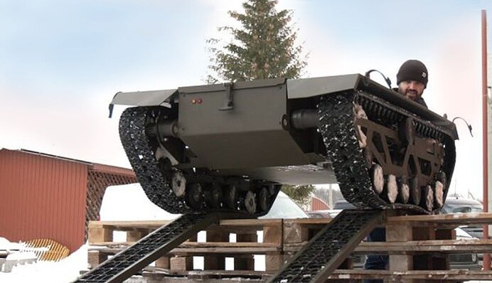 Українські військові отримали новий гусеничний дрон 