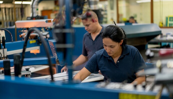 В РФ обострилась проблема нехватки кадров в гражданских секторах экономики