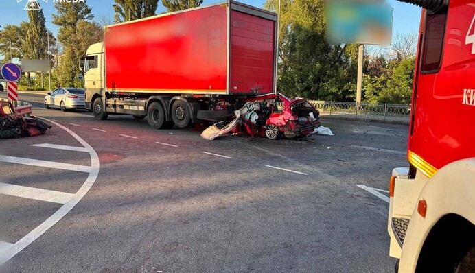 В Киеве авто столкнулось с грузовиком