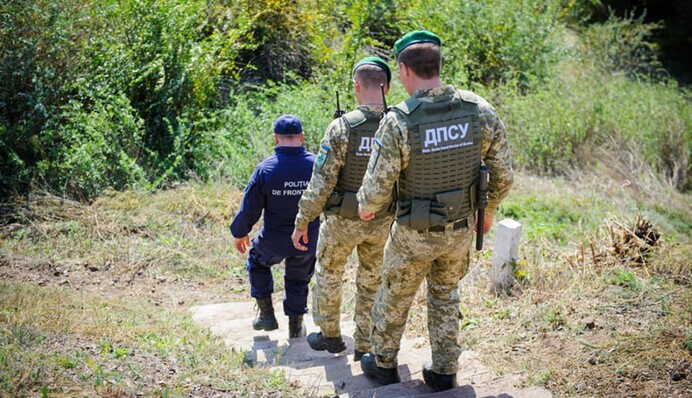 Прикордонники затримали шістьох чоловіків поблизу кордону з Угорщиною