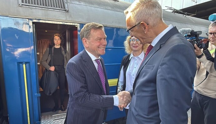 Міністр закордонних справ Німеччини передав допомогу підрозділам МВС України