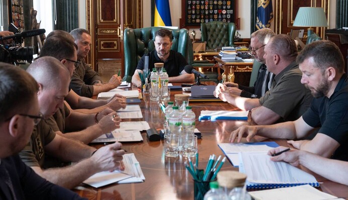 Президент провів нараду з військовими: обговорили зрив наступу рф на Сумщині та виробництво дронів