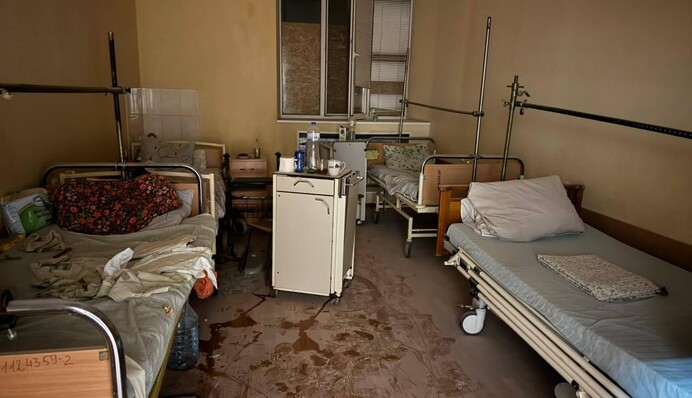 Окупанти обстріляли з артилерії лікарню у Херсоні