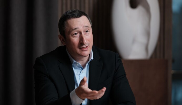 Дружина, маловідома фірма і менеджерка забудовника: хто заплатив за Чернишова