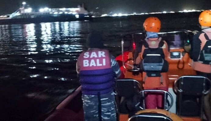Біля курортного Балі затонув паром, близько 50 людей зникло безвісти