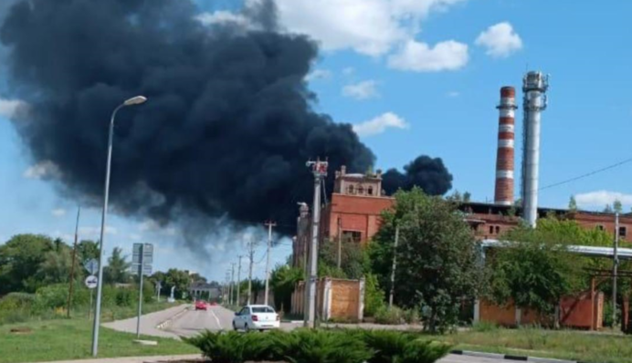 Пожежа під Бєлгородом: після атаки дронів спалахнув хімічний завод