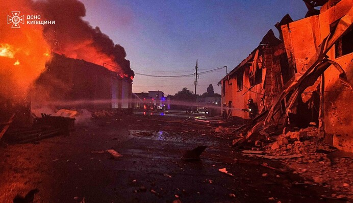 Палають житлові будинки: рятувальники показали наслідки ворожої атаки на Вишгород