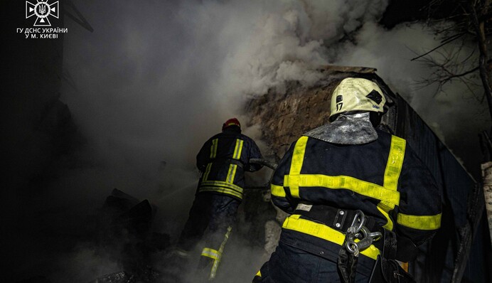 Пошкодження будівель та авто — наслідки атаки ворога на Київ