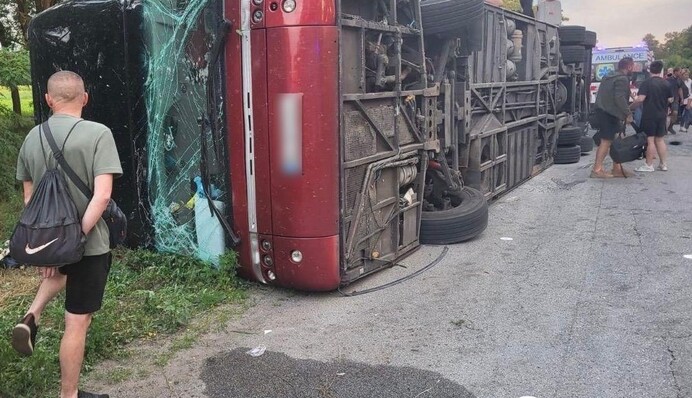 На Дніпропетровщині перекинувся пасажирський автобус, є постраждалі та загиблий