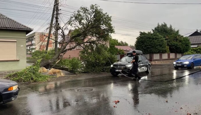 Негода на Закарпатті зірвала графіки поїздів і зупинила рух у пункті пропуску