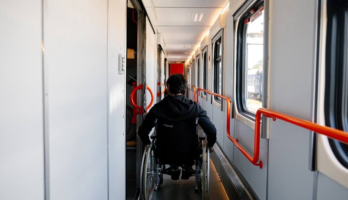 Укрзалізниця представила перший безбар'єрний вагон