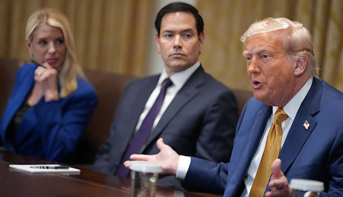 Трамп погрожував бомбити Москву у разі вторгнення РФ в Україну — аудіо CNN