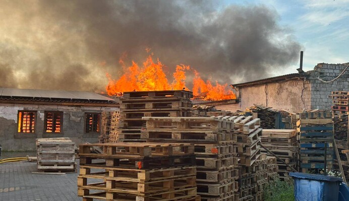 Атака на Київщину: сталася пожежа на підприємстві, є постраждалі