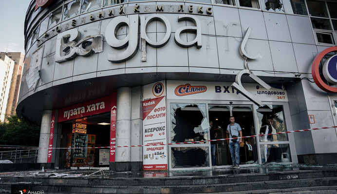 Уламки ракет по всьому місту: як виглядає Київ після масштабної атаки — фоторепортаж