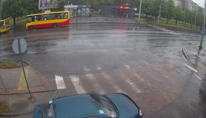 Львов борется с последствиями ливня – вода затопила автостоянки и улицы