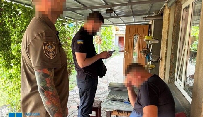 Четырех таможенников в Одессе уличили в систематическом взяточничестве