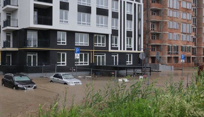 Злива у Львові: підтоплено три навчальні заклади та Центр Довженка