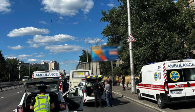 У Києві маршрутка в'їхала у вантажівку: дев'ятеро людей травмовано