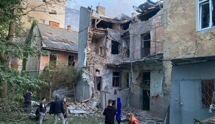 Ночью россияне атаковали Львов: повреждены жилые дома и садик