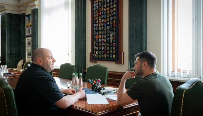 ​Зеленський поговорив з Умєровим: Потрібні нові кроки в управлінні сферою оборони