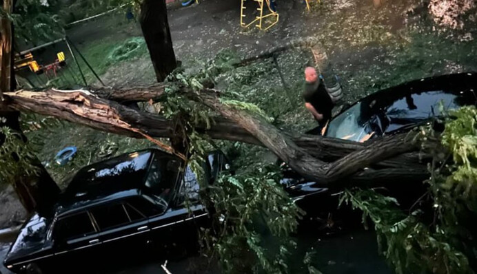 ​Харків та область накрила потужна злива. Через негоду загинула жінка, є постраждалі, серед яких — дитина