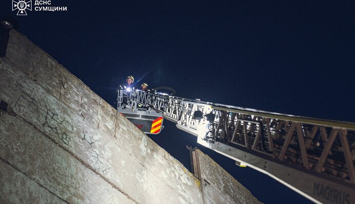 В Сумах огонь охватил объект гражданской инфраструктуры после атаки БПЛА