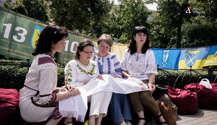 В Киеве вышивают "Рушнык надежды", чтобы поддержать пленных и пропавших без вести – фото