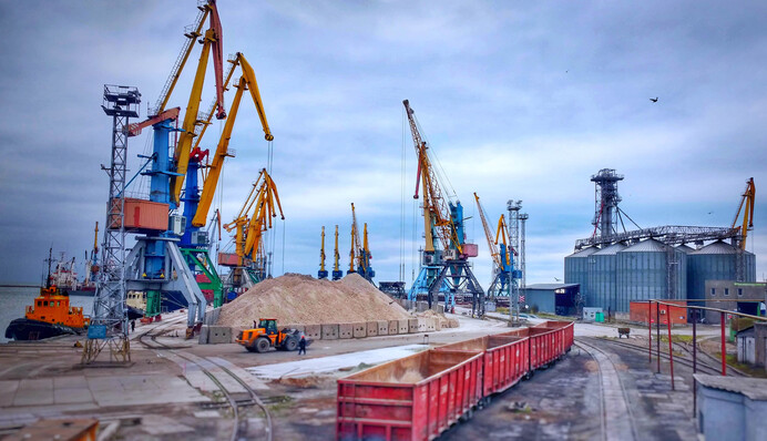 Компания из Дании помогает России вывозить зерно из оккупированного Бердянска – СМИ