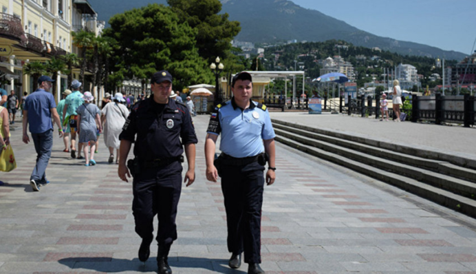 В Криму поліція допомагає армії РФ набирати штурмовиків