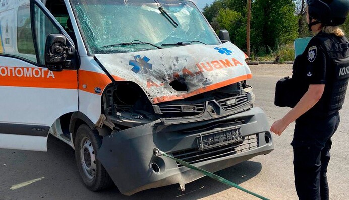 На Харківщині росіяни вдарили по автомобілю екстреної медичної допомоги