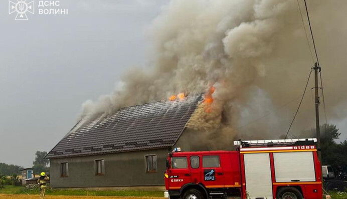 На Волыни молния попала в дом с детьми - загорелся пожар