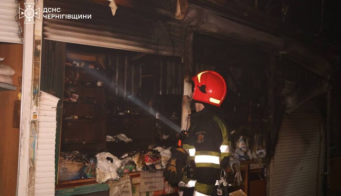 У Чернігові вночі спалахнула пожежа на ринку