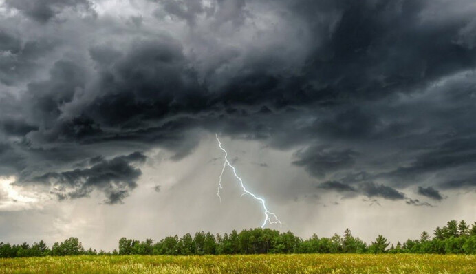 Грози, град і шквали: в Укргідрометцентрі оголосили штормове попередження