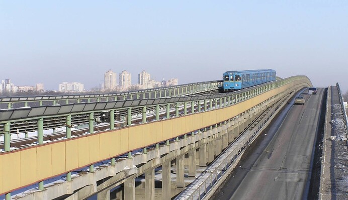 У Києві обмежать рух через міст Метро