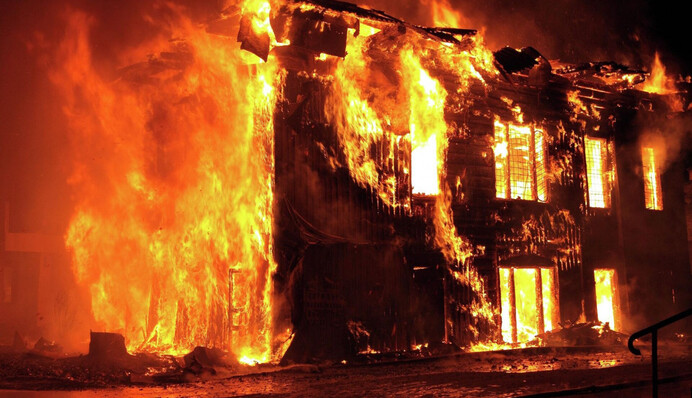 Внаслідок пожежі в іракському гіпермаркеті загинуло близько 70 людей