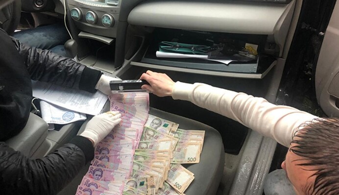 Чиновницю КМДА та директора столичного ринку затримали на хабарі $25 тисяч