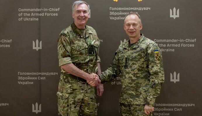 Сирський провів переговори з головою Штабу оборони Британії у Києві