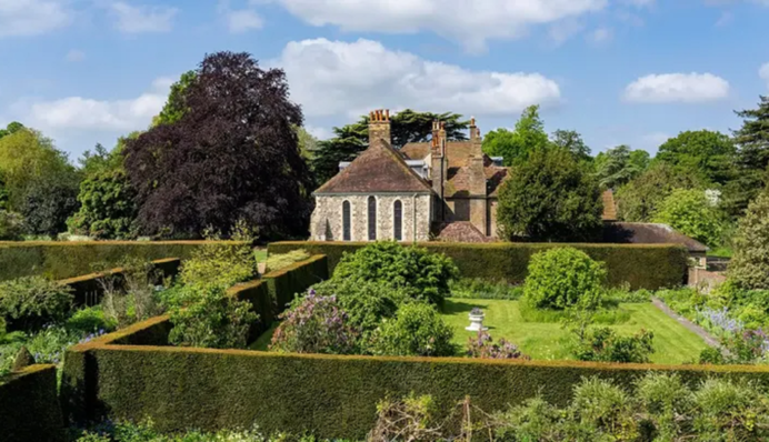 В Британії продають монастир XII століття, в якому гостювали королі: але є один нюанс